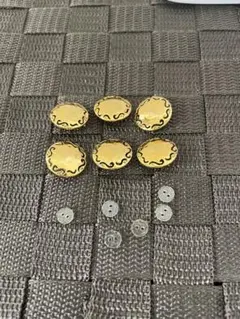 ゴージャスな雰囲気の金ボタン