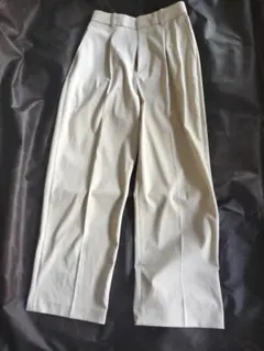 ユニクロベージュ ワイドパンツ プリーツ入り