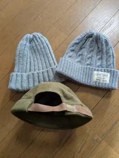 グレーのニット帽2個とオリーブのキャップ