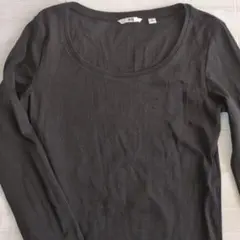 ユニクロ　黒 長袖Tシャツ Mサイズ