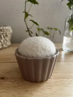 羊毛フェルトピンクッション　白