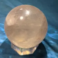 淡いベージュのクリスタル球 約5cm