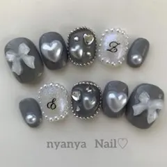 お色変更＆サイズ変更無料♪ ベリーショート　クリアリボンのグレーハートネイル♡