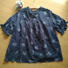 新品未使用　　ブラウス　　レディース　　半袖　　ゆったり4L　黒　刺繍　花柄