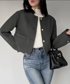 ジュノア　金釦ショート丈ノーカラージャケット　チャコール　S