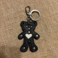 クマ型チャーム 黒色 ハート付き