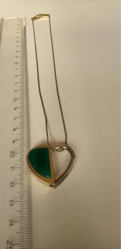 6 緑色ハート型ネックレス