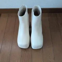 ホワイト 合成皮革 ショートブーツ