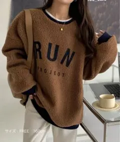 emi+ エミプラス　オーバーサイズボアロゴトレーナー　ニット　ブラウン　F