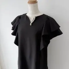 極美品 JUSGLITTY パール付きラッフルブラウス　ブラック　Sのサムネイル