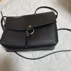 黒いレザーショルダーバッグ