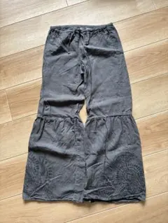 グレー