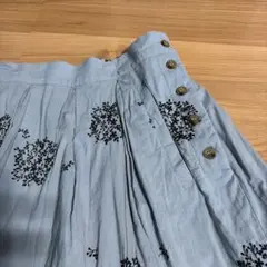 CALINERカリネ　水色 フレアスカート 花柄刺繍のサムネイル