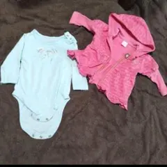 水色ロンパースとピンクの上着70.