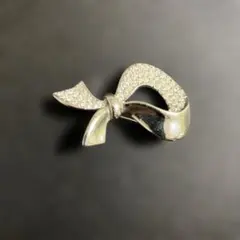 26.ニナリッチ　NINARICCI リボン型メタルブローチ