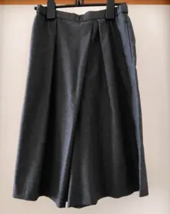 グレーのタック入りキュロット