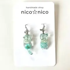 【最終販売】レジン　フックピアス　寝そべりねこちゃん　かすみ草　グリーン