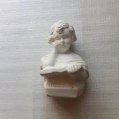 読書をする少年の陶器置物