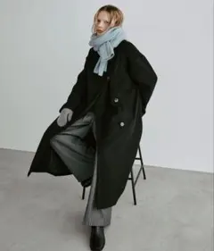 黒いウール混紡ロングコート