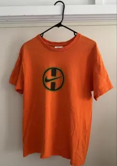 Nike オレンジ Tシャツ ロゴ入り