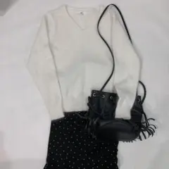 ミューズリファインドクローズ　ホワイトニット　アンゴラ　Vネック　暖か　玉屋