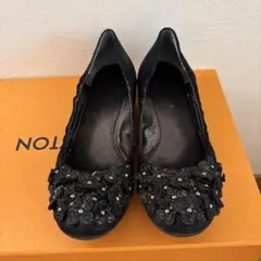 美品　小花モチーフウェッジヒールパンプス （ブラック）　24のサムネイル