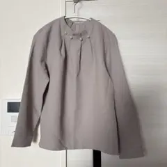 パール付きブラウス 長袖 ノーカラー　パールネックブラウス　アクアガレージ