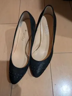 carino ビジュー付き黒パンプス