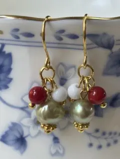淡水パール、ホワイトオニキス、珊瑚のピアス ✴︎ほんのりクリスマス色✴︎