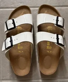 BIRKENSTOCK アリゾナ エナメル調ホワイト黒バックルサンダル 25cmのサムネイル