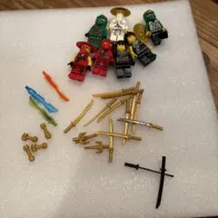 LEGO 忍者ミニフィギュアと武器セットNinjago