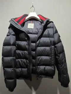 MONCLER ブラックダウンジャケット フード付き
