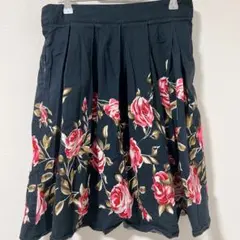 黒地に赤いバラのフレアスカート Mサイズ