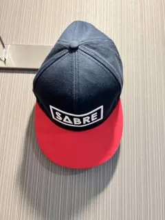 SABRE ベースボールキャップ ネイビー/レッド