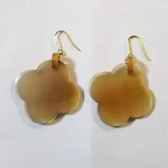 水牛のピアス　水牛の角　フラワーモチーフ　フックピアス　アルハンブラ　天然素材