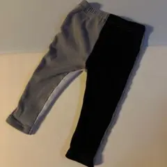 リブ編み グレーと黒のパンツ
