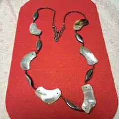 貝殻と金属のネックレス
