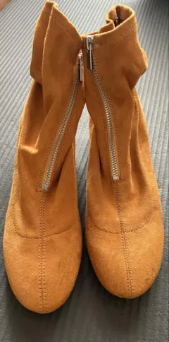 H&M スエードブーツ 前ファスナーで全開履きやすい