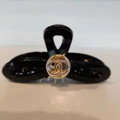 Chanel ロゴ付きブラックヘアクリップ ブラック