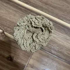 ベージュ フリルデザイン シュシュ