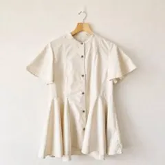 n.natural beauty basic ぺプラムブラウス　フレア　ベージュのサムネイル
