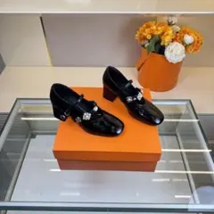 ストラップ付きパンプス