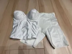 ホワイト サテン コルセットとショートパンツ セット