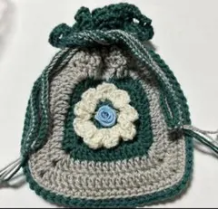 白いお花の巾着袋（かぎ針編み）！ハンドメイドの小物入れ！グリーンとグレーのコンビ