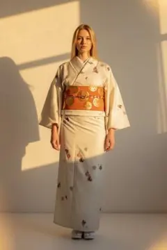 ③高級おあつらい　帯揚げ帯締め付き　小紋着物 白地 花柄 人物刺繍 袋帯付き