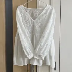 刺繍入りホワイト長袖ブラウス　新品　大きいサイズ　未使用　試着のみ