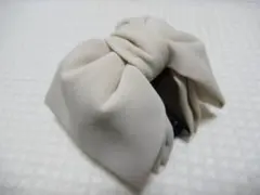 ライトベージュ系色の生地のリボン型　バンスクリップ
