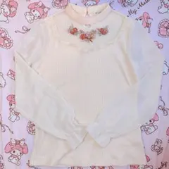 axes femme(アクシーズファム) 新品未着用の白の薔薇の刺繍入りトップス