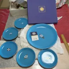 青い花模様の食器セット