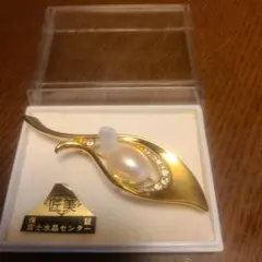 葉型デザインの真珠ブローチ